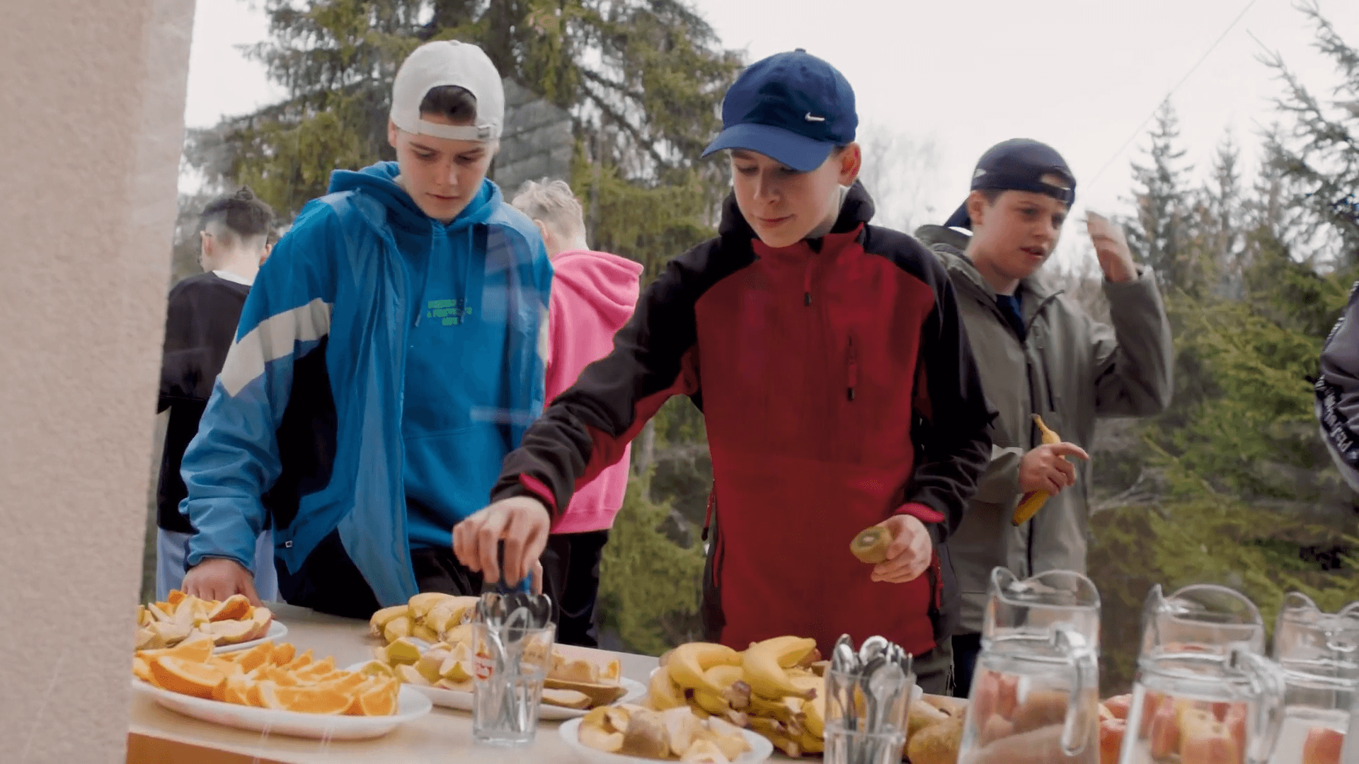 Schüler bedienen sich am Obstbuffet vor dem Gruppenhaus
