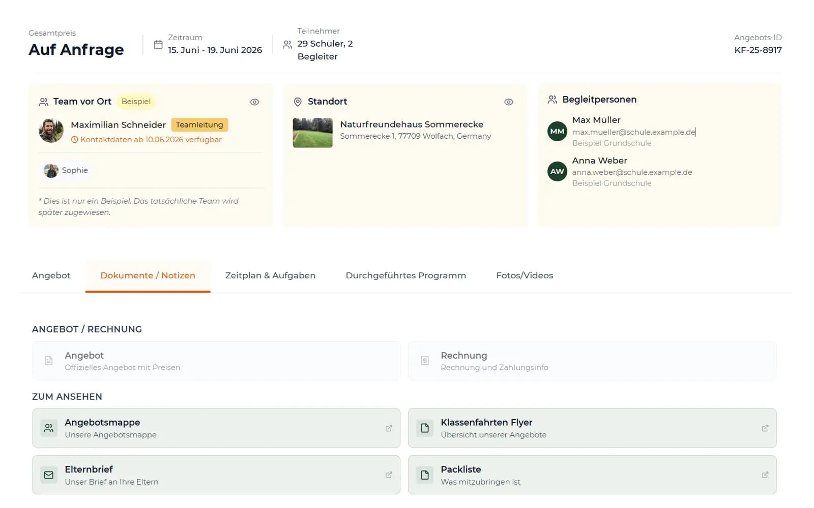 Lehrer-Dashboard mit Beispieldaten: Zeitraum, Teilnehmende, Team vor Ort, Unterkunft, Begleitpersonen und Dokumente wie Elternbrief und Packliste